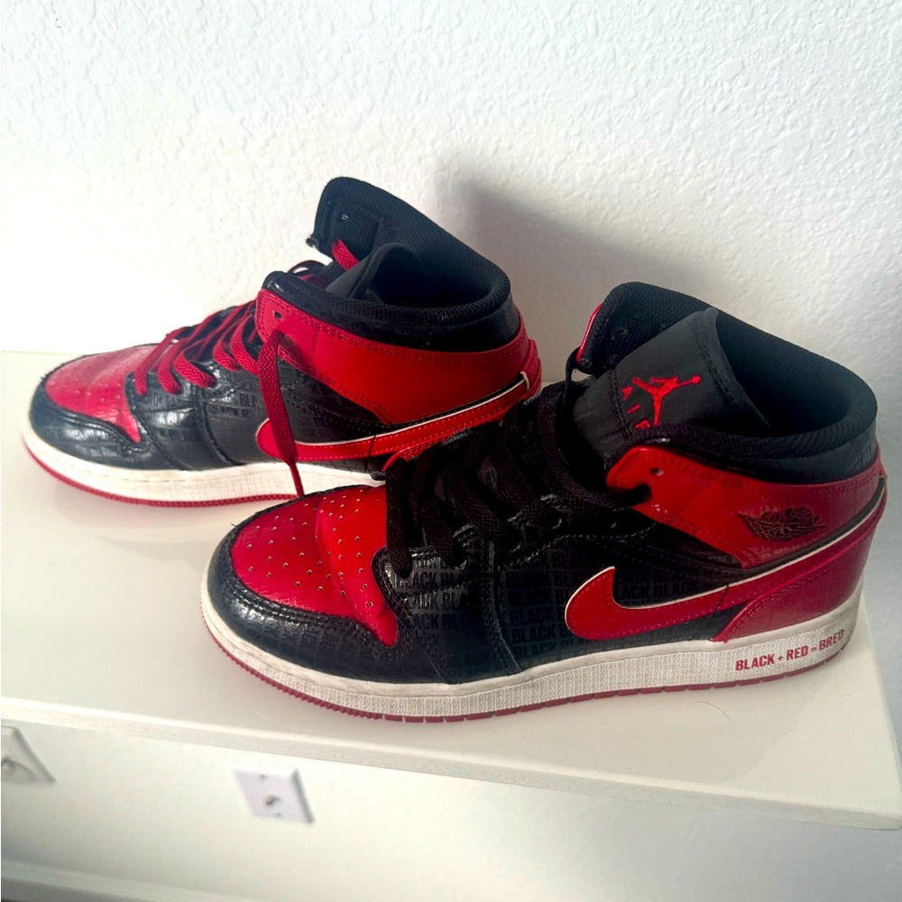 JORDAN 1 MID BLACK + RED=BRED